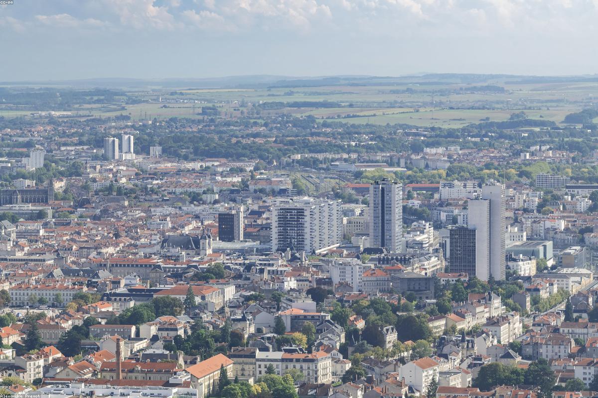 Public levant la main pour intervenir lors d'un forum toulousain
